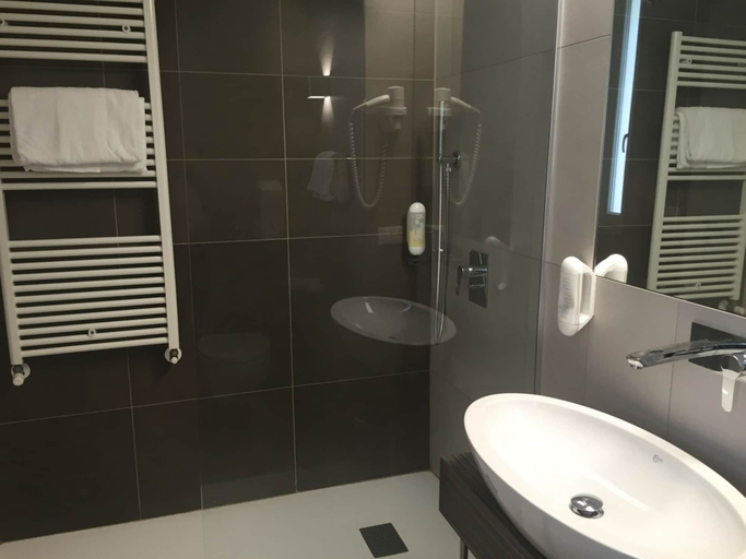 Bathroom 5, Grand Hotel Montesilvano, Pescara