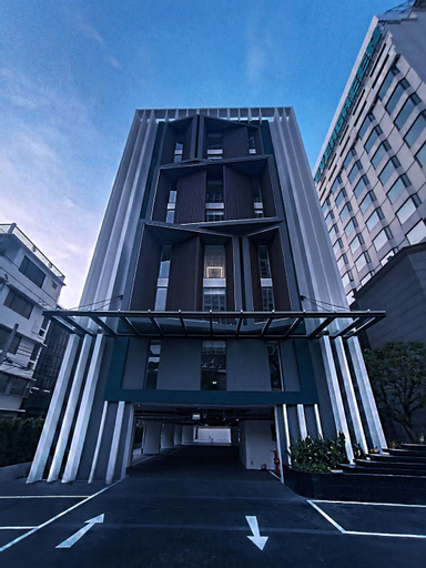 Exterior & Views 30