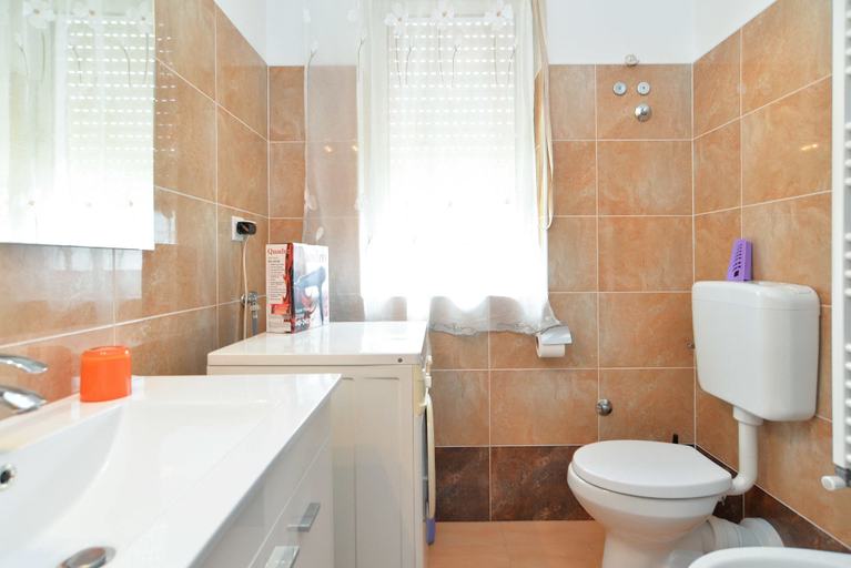 Bathroom 3, Apartment 1552, Pula