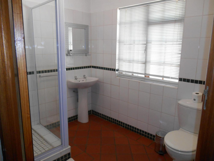 Bathroom 4, Oakwood Lodge, Mangaung