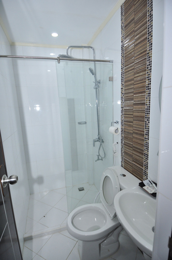 Bathroom 5, Seascape Resort, Bauan