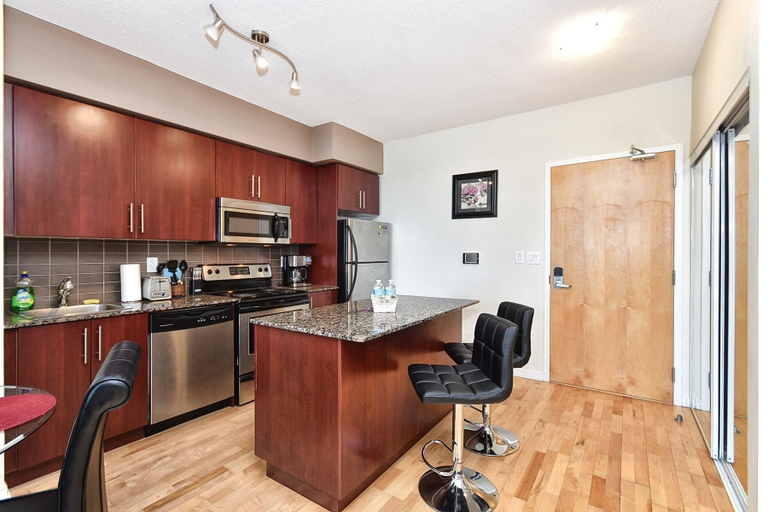 Others 5, Applewood Suites - Luxury Condo, Toronto