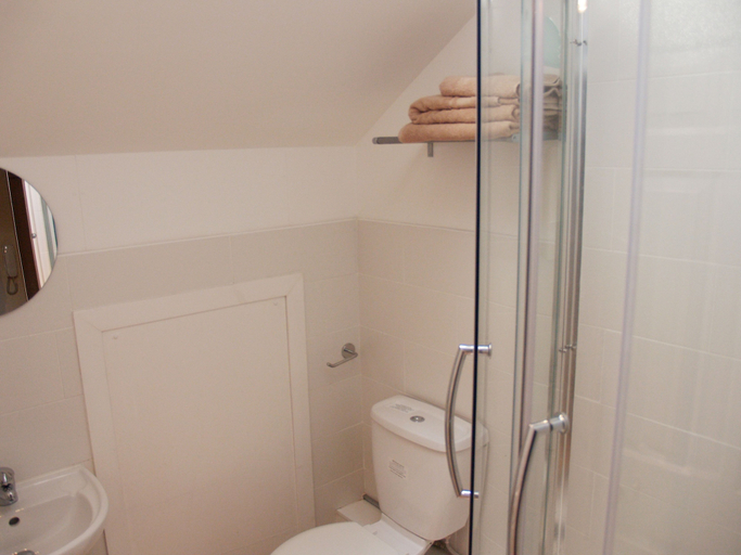 Bathroom 4, Niddry Street Apartments, Edinburgh