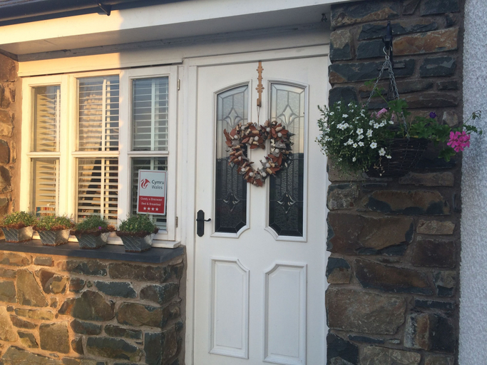 Exterior & Views 2, Snowdonia Snug, Gwynedd