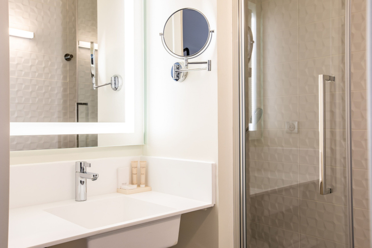 Bathroom 5, Mercure Paris Gennevilliers Hotel, Hauts-de-Seine