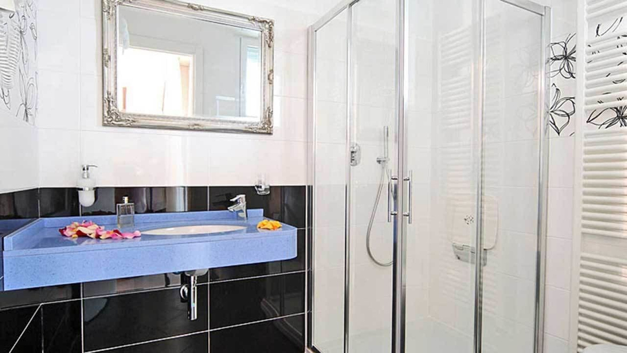 Bathroom 4, Hotel Buratti, Ravenna