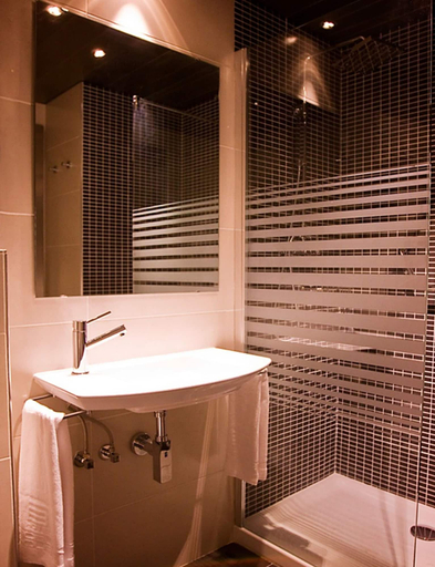 Bathroom 5, Hotel Barcelona House, Barcelona