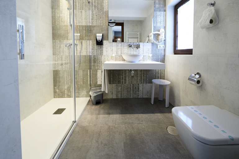 Bathroom 4, Posada Araceli, Cantabria