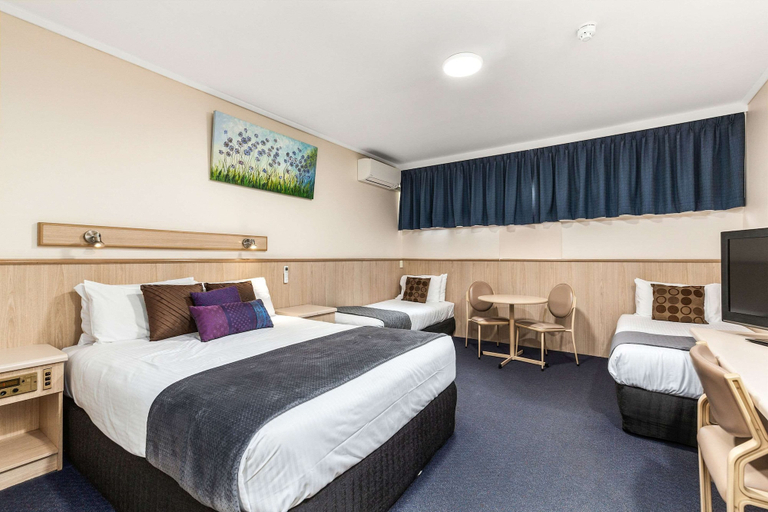 Bedroom 3, Comfort Inn Glenelg, Adelaide