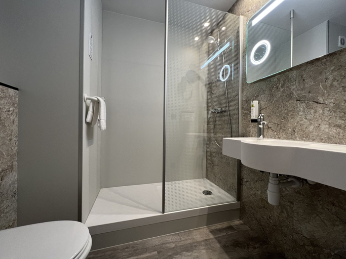 Bathroom 4, Logis Hotel Restaurant des Acacias Lille Tourcoing, Nord