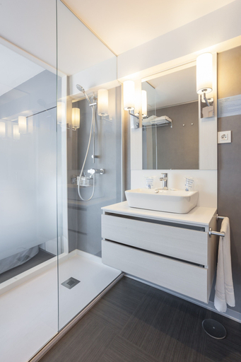 Bathroom 3, Hotel El Puerto by Pierre & Vacances, Málaga