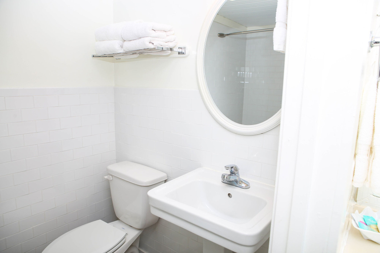 Bathroom 5, Waterside Inn, Accomack