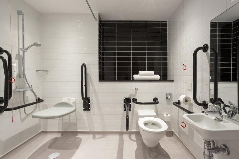 Bathroom 3, Holiday Inn Express Dunstable by IHG, Central Bedfordshire