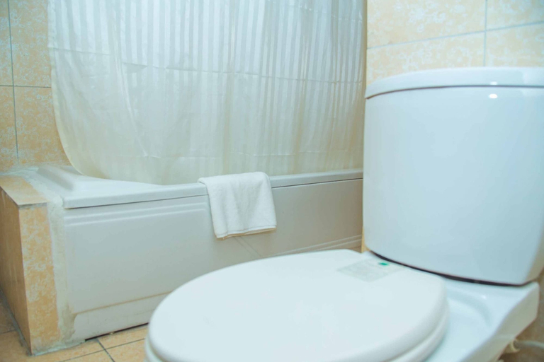 Bathroom 3, Royal Crest Hotel And Suites, PH, Obio/Akp