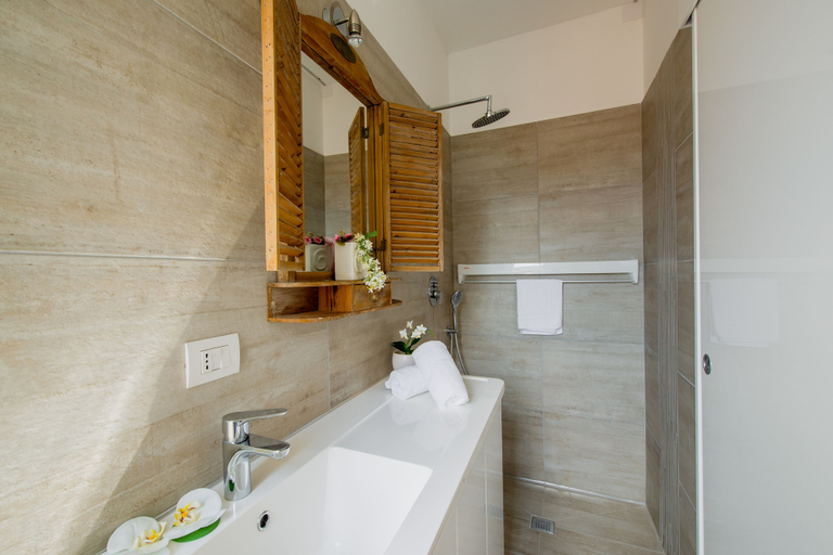 Bathroom 4, Victoria Apartment, Como