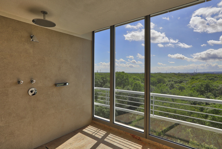 Exterior & Views 7