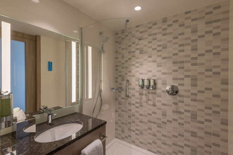 Bathroom 5, Hampton by Hilton Frankfurt City Centre East, Frankfurt am Main