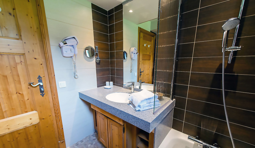 Bathroom 4, Les Balcons du Savoy, Haute-Savoie