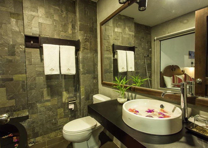 Bathroom, Yeak Loam Hotel, Ban Lung