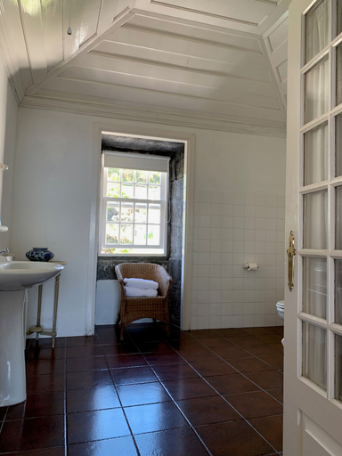 Bathroom, Casa das Barcas, São Roque do Pico
