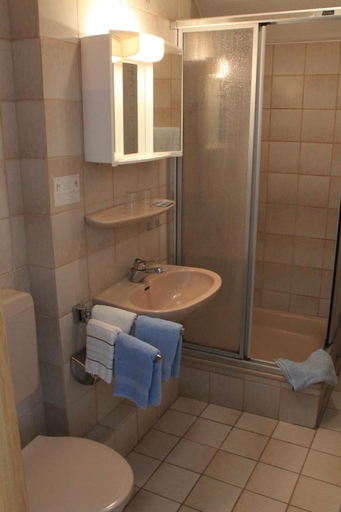 Bathroom 5, Hotel-Restaurant Neu Holland, Kassel
