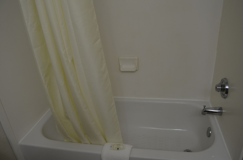 Bathroom 3, Quality Inn Monteagle, Grundy