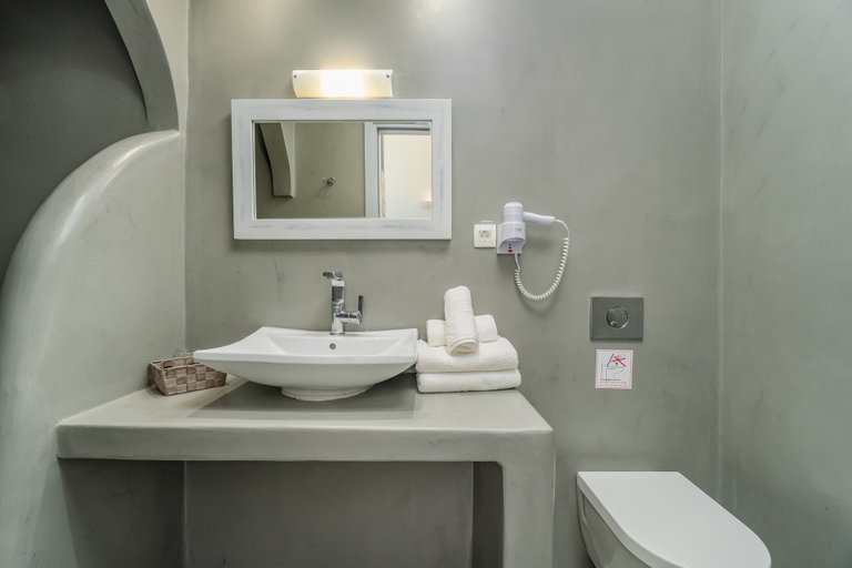 Bathroom 5, Central Fira, South Aegean