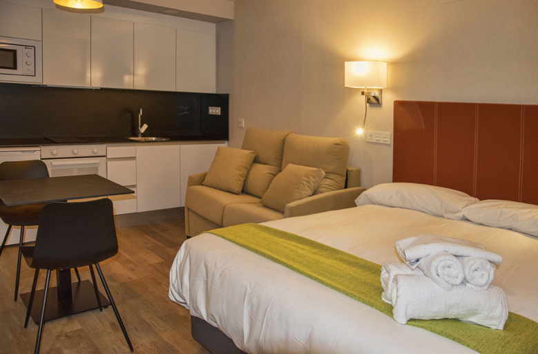 Bedroom 2, Aparthotel Essenzia de Castilla, Burgos