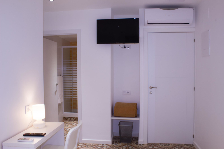 Others 4, Hostal Nova, Barcelona