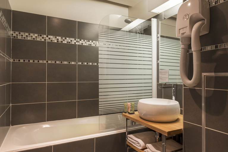 Bathroom 4, Hotel Volney Opera, Paris