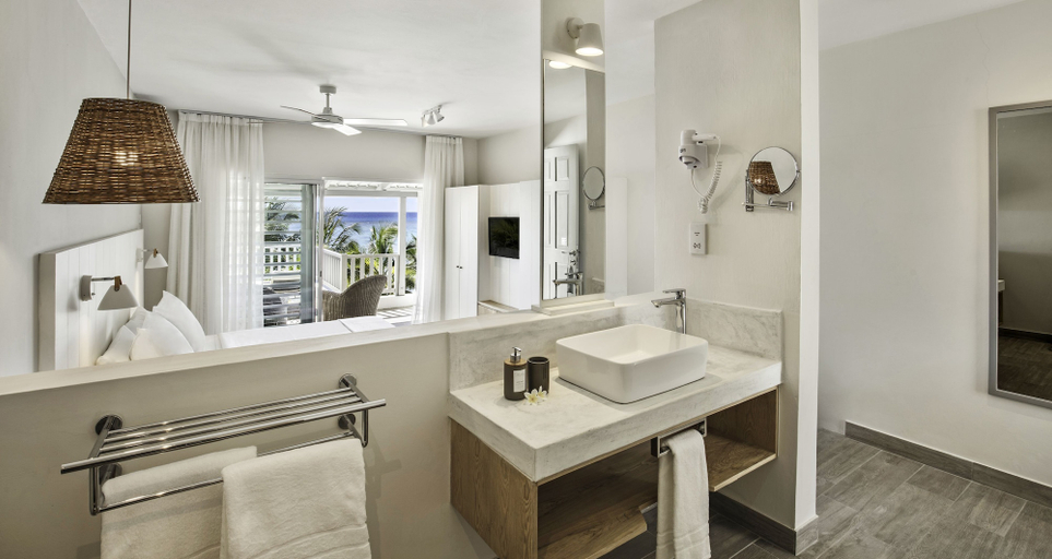 Bathroom 5, The Bay, Black River