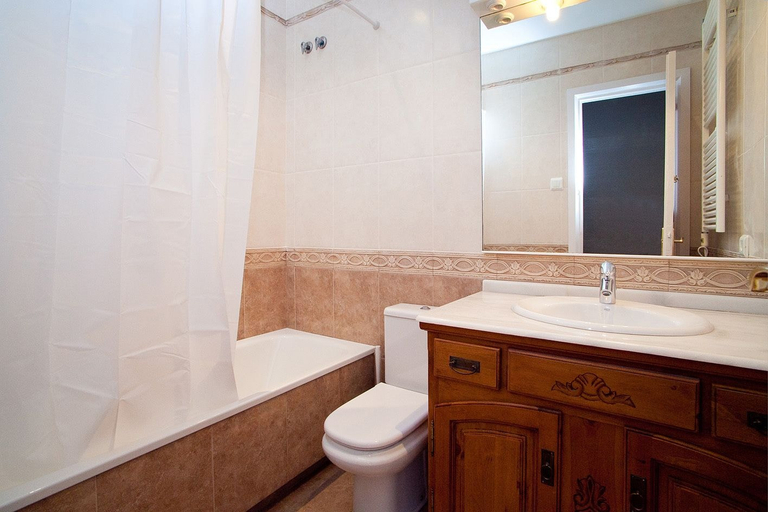 Bathroom 2, Cute & Spacious Eixample Apartment, Barcelona