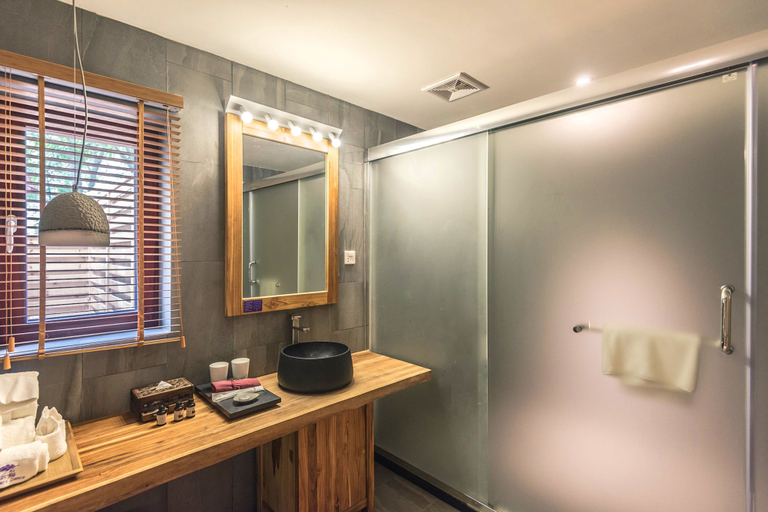 Bathroom 4, The Apsara Lodge, Guilin