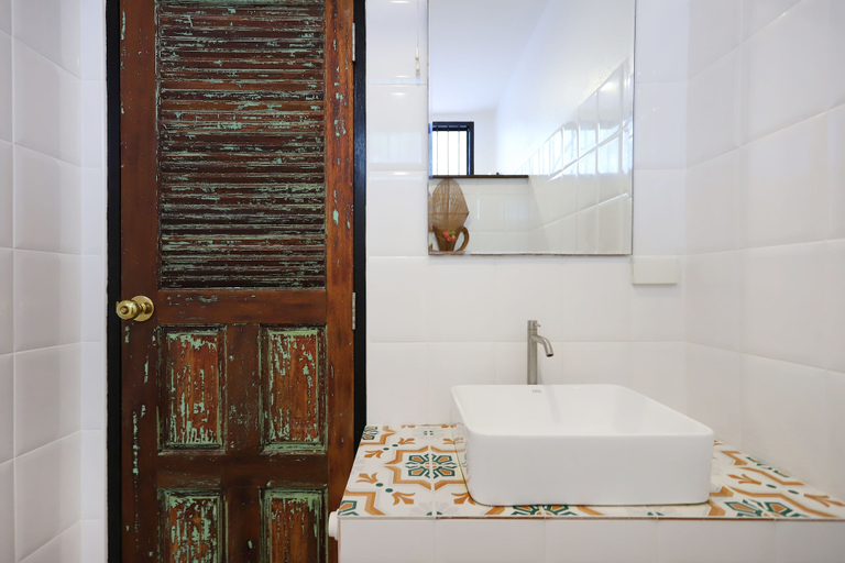 Bathroom 4, 155 SalaCoco, Bang Saphan