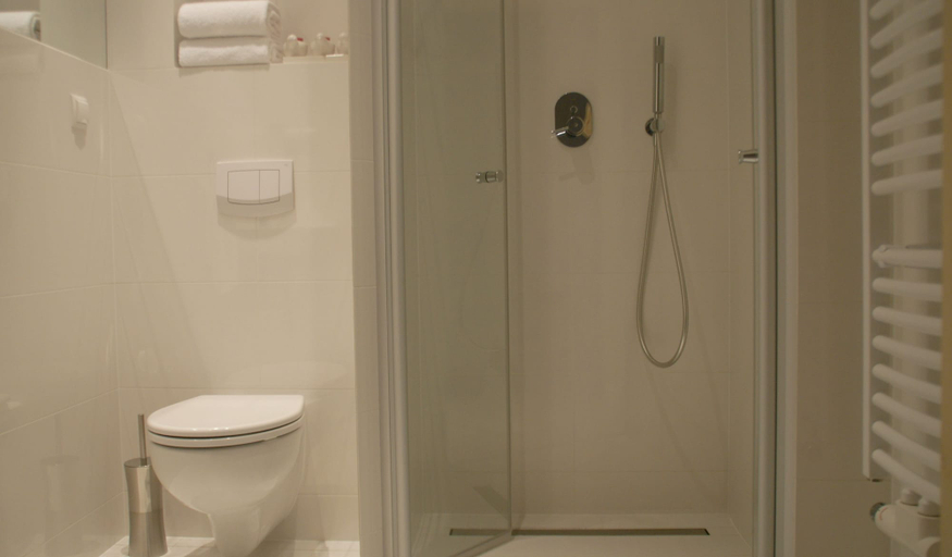 Bathroom 3, Villa la Val, Kamienna