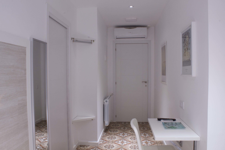 Others 5, Hostal Nova, Barcelona
