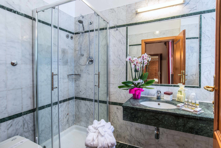 Bathroom 5, Hotel Paris, Florence