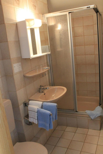 Bathroom 5, Hotel-Restaurant Neu Holland, Kassel