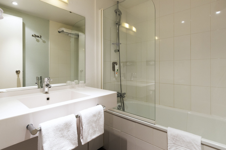 Bathroom 5, Novotel Birmingham Centre, Birmingham