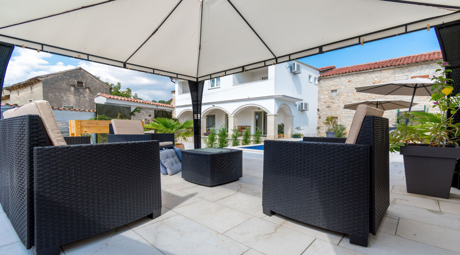 Food & Drinks 5, Villa Martin, Tinjan