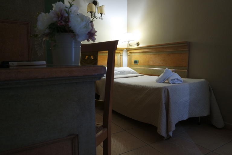 Bedroom 3, Hotel Santa Caterina, Napoli