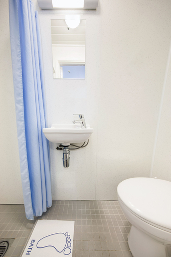Bathroom 4, The Fairway Hotel, London