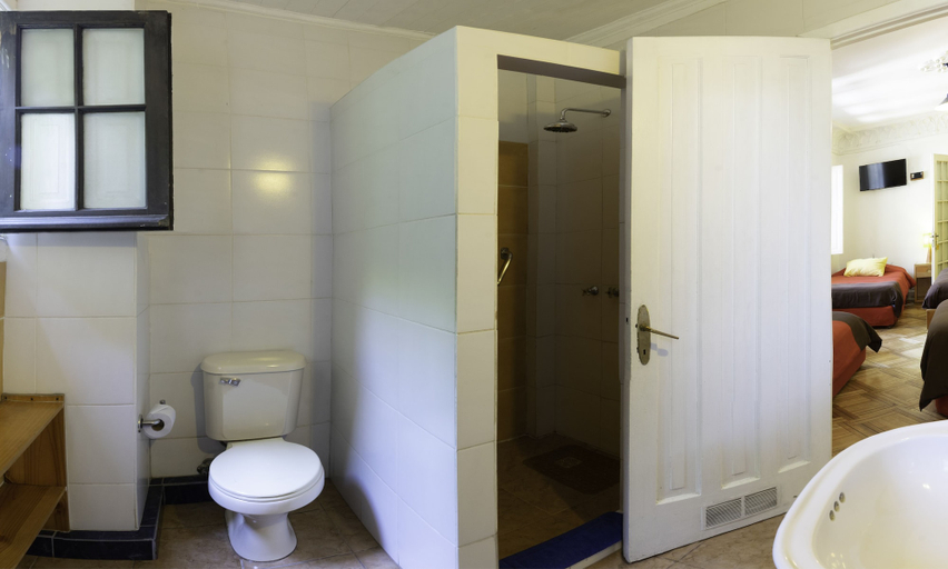 Bathroom 4, Hostal Rio Amazonas, Santiago