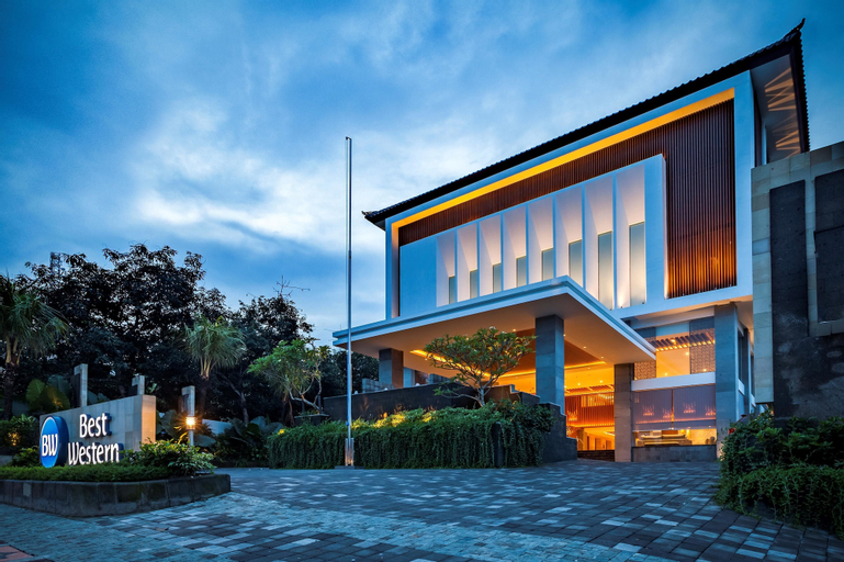 Exterior & Views 23