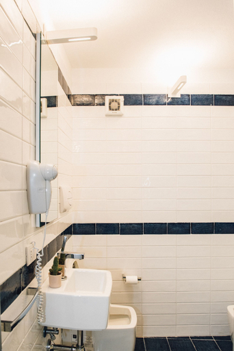 Bathroom 5, B&B L'Ambasciata, Latina