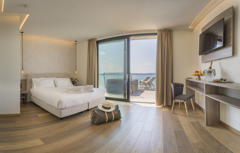 Bedroom 3, Hotel Vinci Sirmione, Brescia
