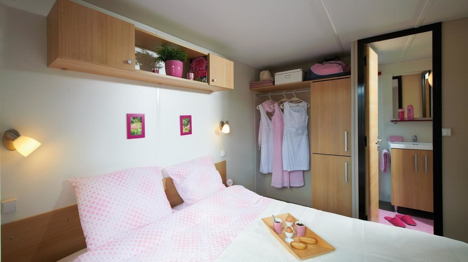 Bedroom 2, Camping de la Cazine, Creuse