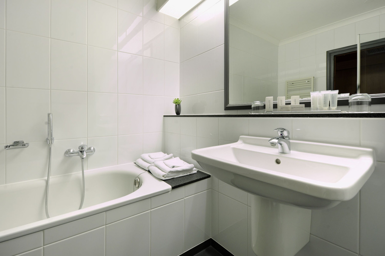 Bathroom 5, Van der Valk Hotel Berlin Brandenburg, Teltow-Fläming