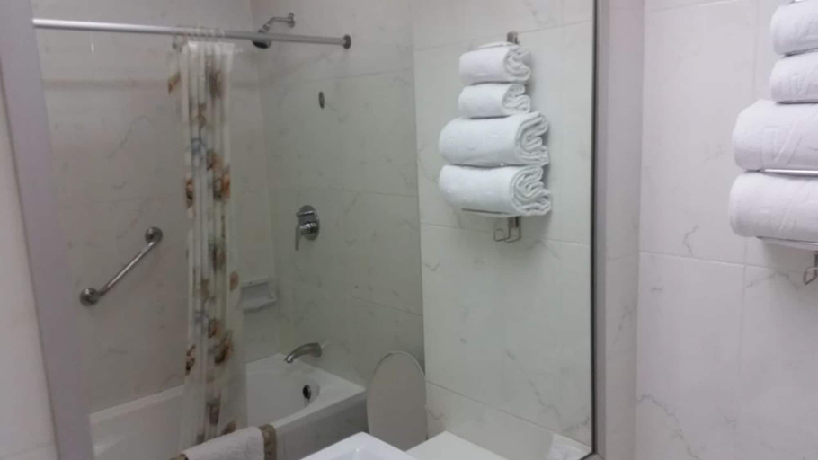 Bathroom 4, Ariston Hotel, Khlong Toey