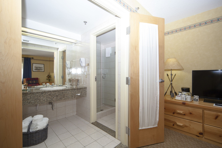Bathroom 4, Brewster Mountain Lodge, Division No. 15